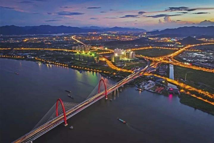 西湖的自然美景与现代发展的融合观点解析