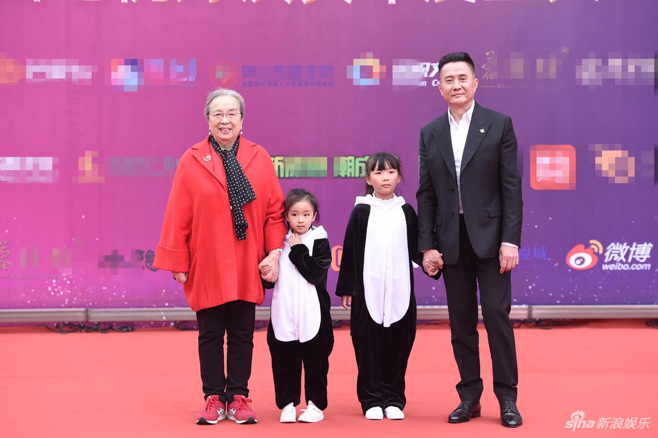 演员颁奖典礼,演员颁奖典礼,星光璀璨下的温暖瞬间