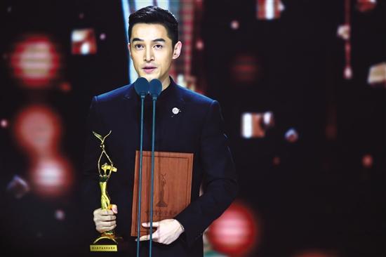 演员颁奖典礼,演员颁奖典礼,星光璀璨下的温暖瞬间