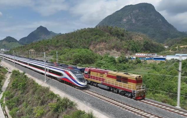 中越铁路最新动态,小巷中的铁路风情与特色小店探秘