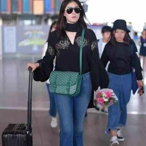 蒋欣机场最新照片,公众关注与个人空间的平衡观点探讨