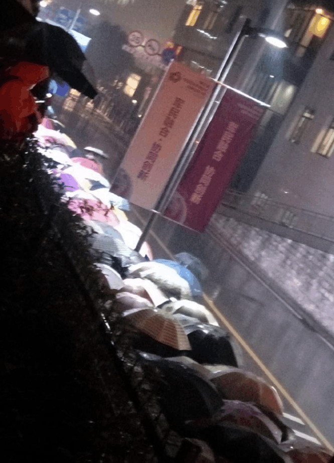 易烊千玺快本最新写真曝光,火热来袭!