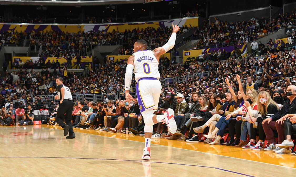 火箭与湖人巅峰对决,时代标志性的激烈比赛