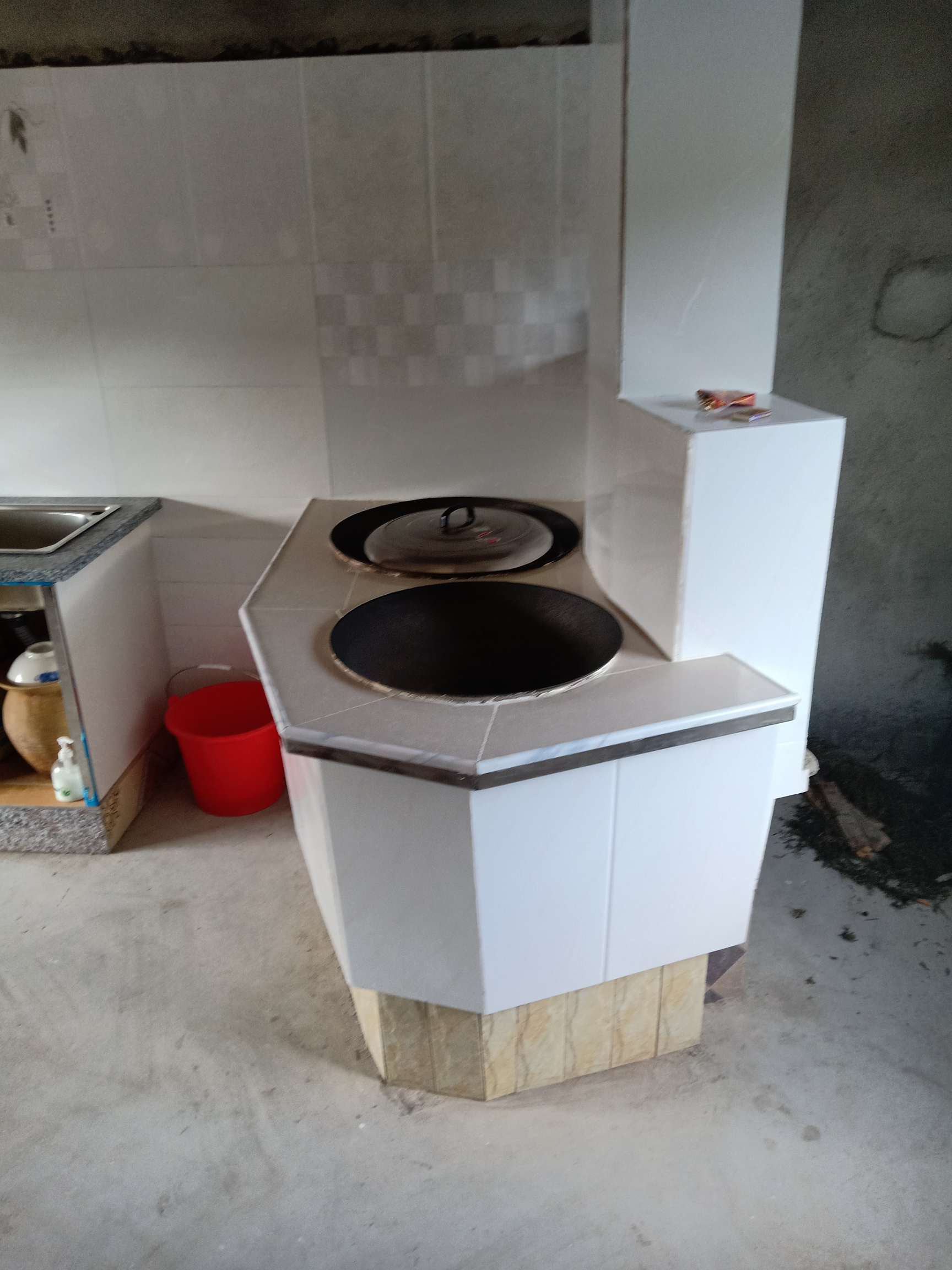 家用柴火灶,小巷中的美食秘境探索