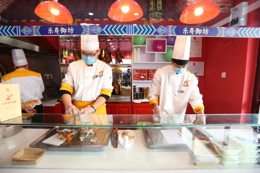 烤鸭最新装盘,传统与创新交融的美食艺术