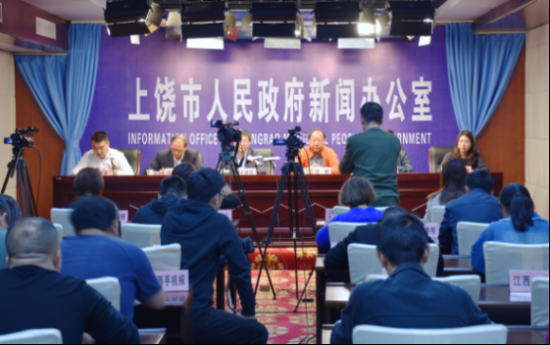 德兴最新新闻,城市中的温馨日常与友情力量展现