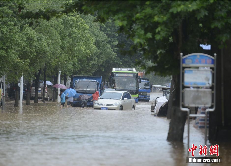 湖南暴雨最新消息,暴雨中的励志故事与变化带来的自信与成就感