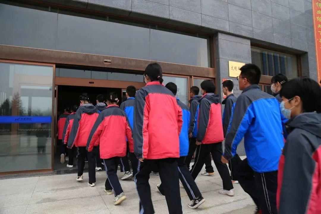 超越未来之门,拥抱变化,开启励志人生新篇章(2025最新主题)