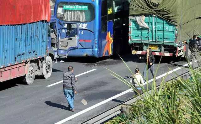 最新国庆高速堵车视频,路上的温情时光瞬间记录